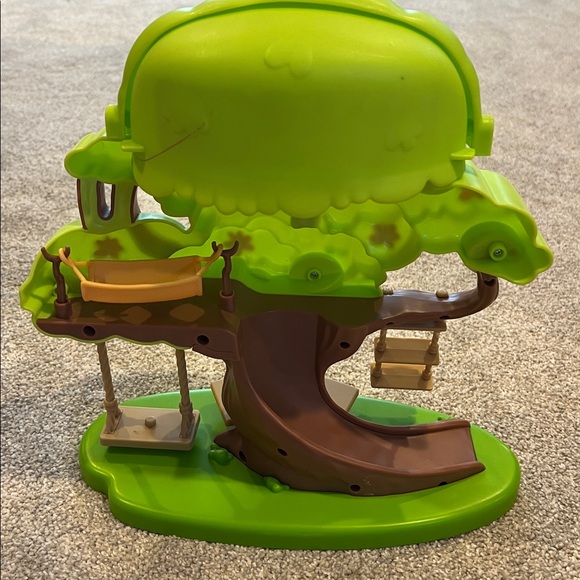 Bluey Treehouse Playset with Swings and Flowers - Picture 2 of 3